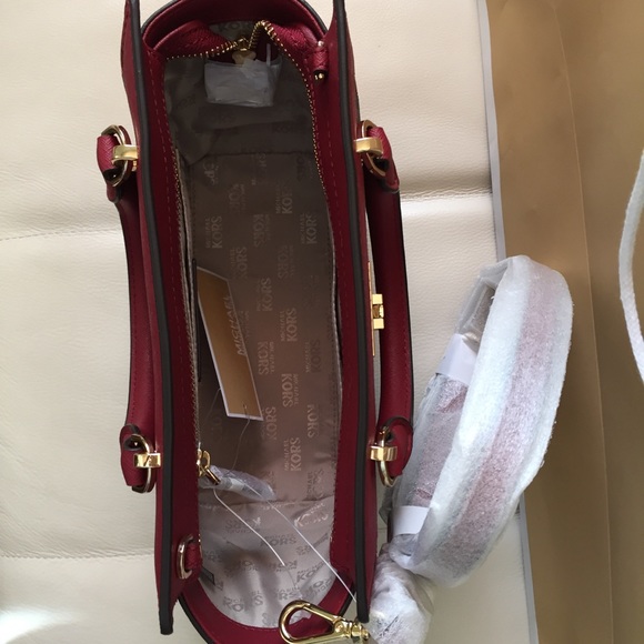 NWT MICHAEL KORS TINA BROWN CHERRY MESSENGER SMALL - Picture 5 of 8